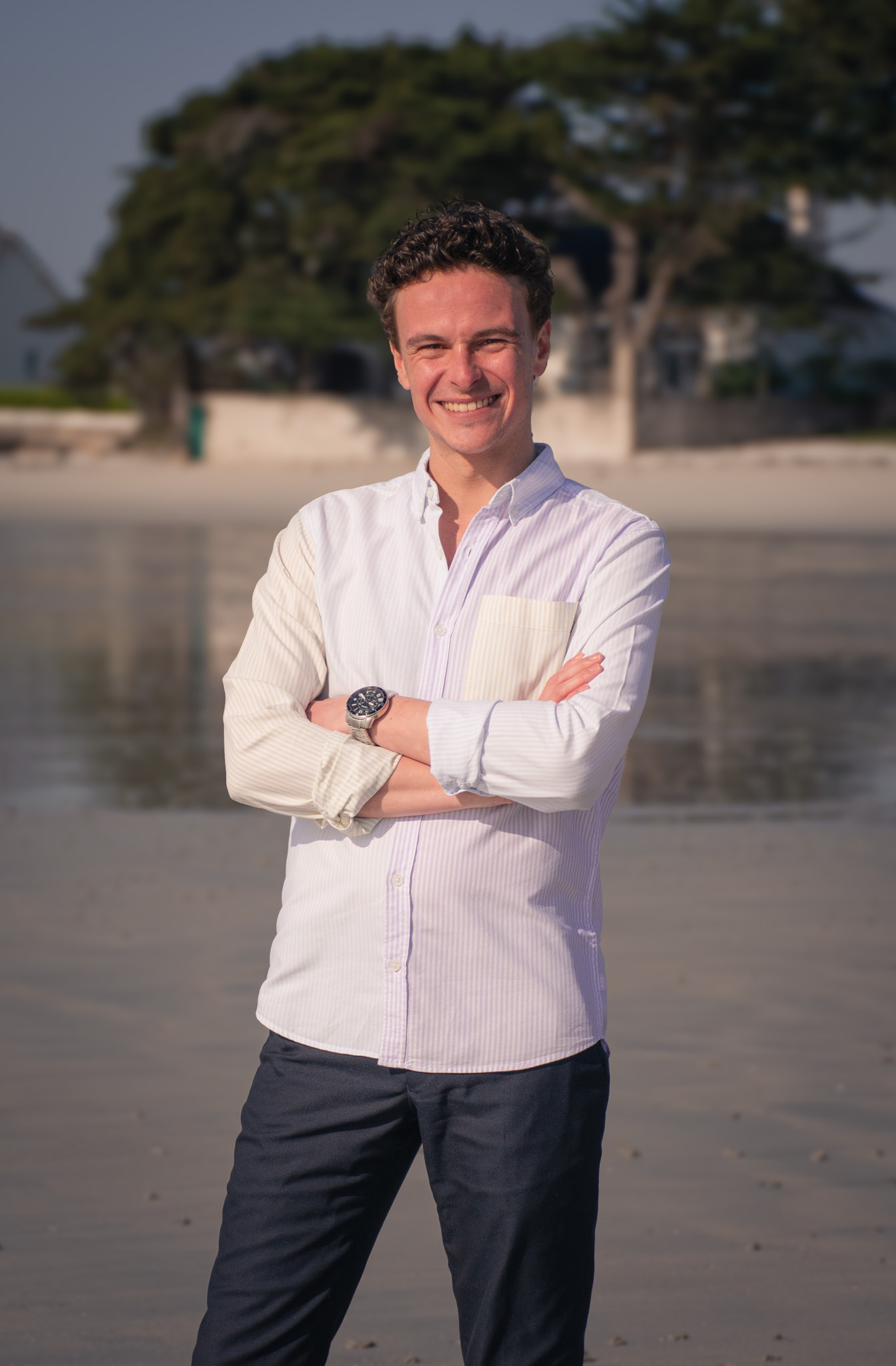 La photo représente le fondateur du cabinet C.H Recrutement. La photo a été prise en bord de mer pour montrer son ancrage breton. 